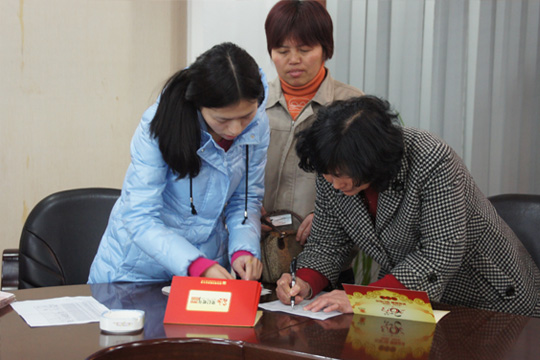 扶貧濟(jì)困獻(xiàn)愛(ài)心   企業(yè)責(zé)任銘心記