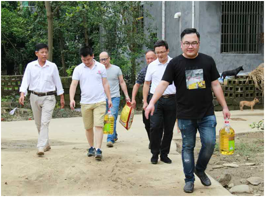 九江辦事處攜手修水縣全體經(jīng)銷商團(tuán)隊(duì)慰問重災(zāi)區(qū)群眾