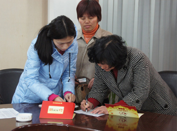 扶貧濟困獻愛心 企業(yè)責(zé)任銘心記