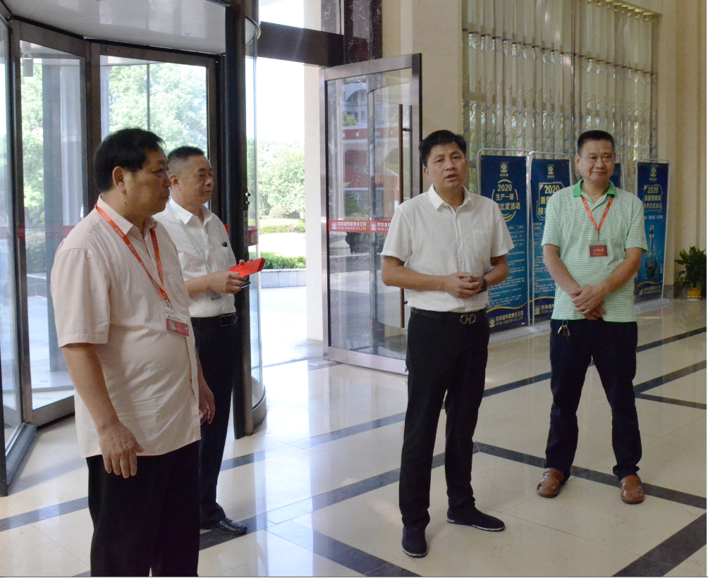 樟樹市人大常委會副主任、市總工會黨組書記、總工會主席周新根等市領(lǐng)導(dǎo)一行至我司慰問困難職工
